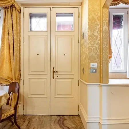 Ground Floor Luxe Historic Studio City Centre Boloňa