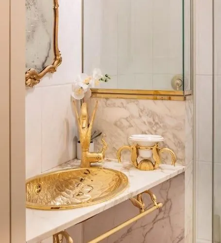 Ground Floor Luxe Historic Centre 볼로냐