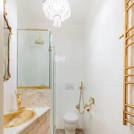 Ground Floor Luxe Historic Centre 아파트